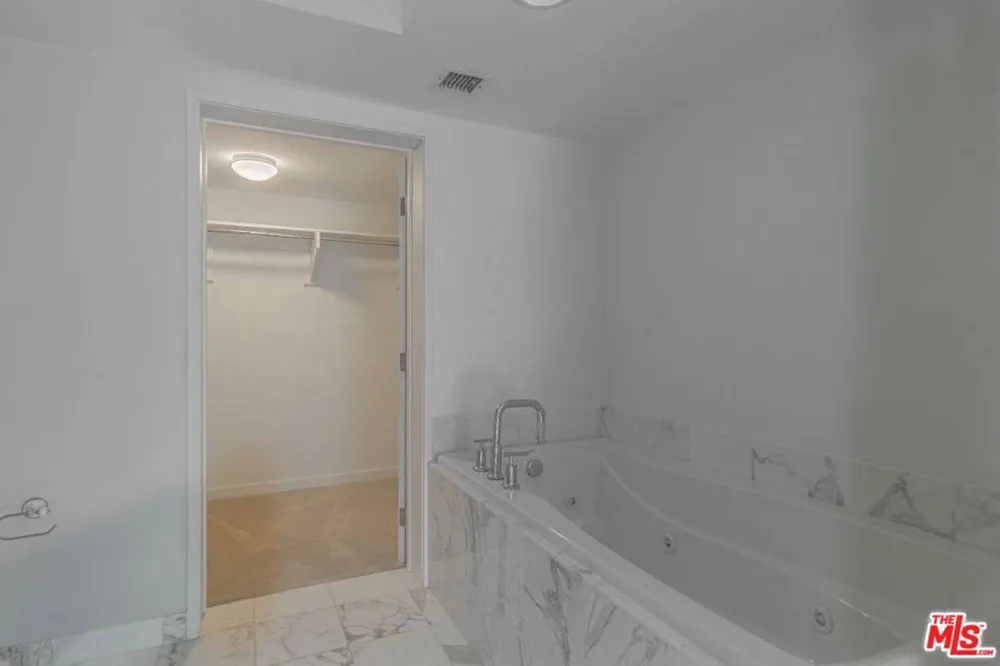 13650 Marina Pointe Drive #404 Marina del Rey, CA 90292