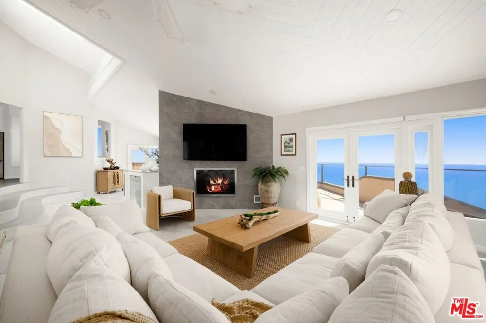 15 Vista De Catalina Laguna Beach, CA 92651