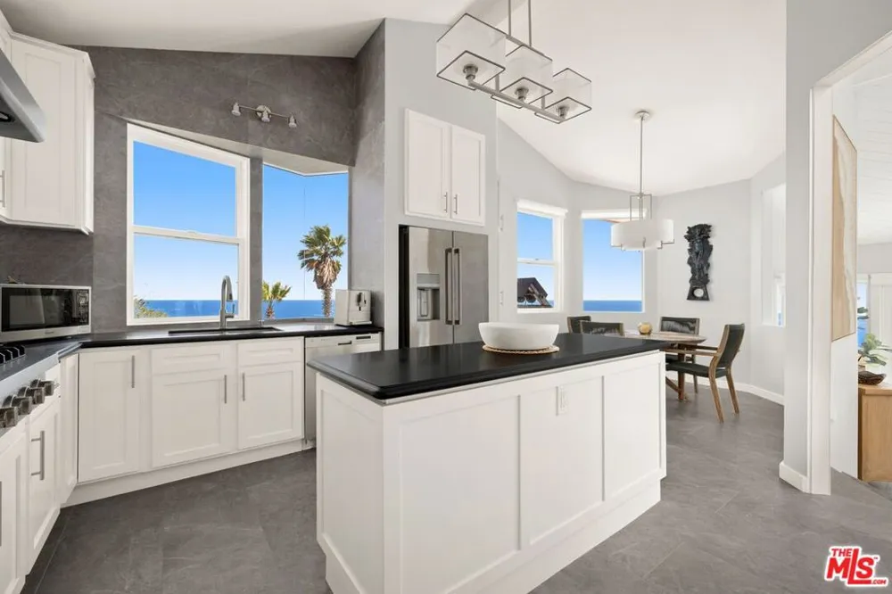 15 Vista De Catalina Laguna Beach, CA 92651