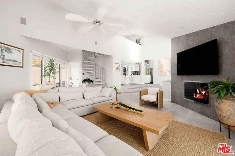 15 Vista De Catalina Laguna Beach, CA 92651