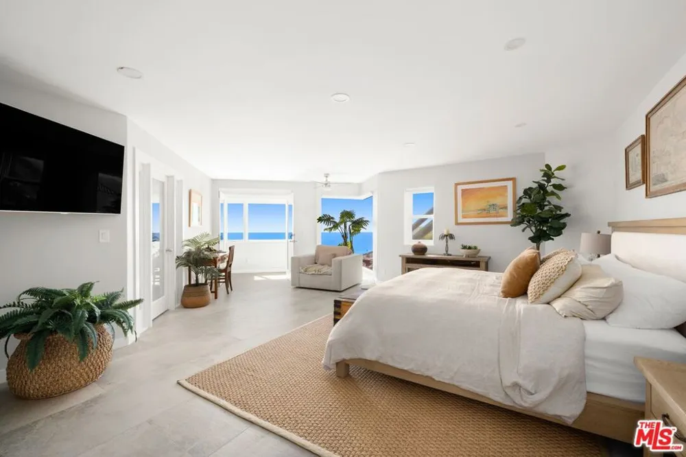 15 Vista De Catalina Laguna Beach, CA 92651