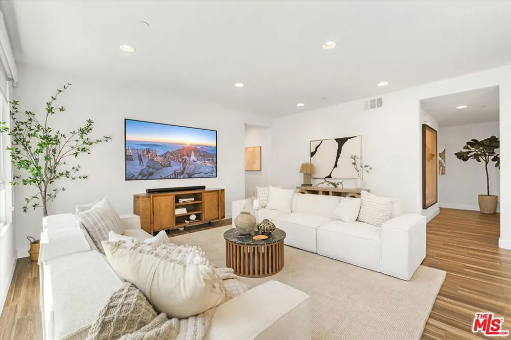 12883 Runway Road #1 Playa Vista, CA 90094