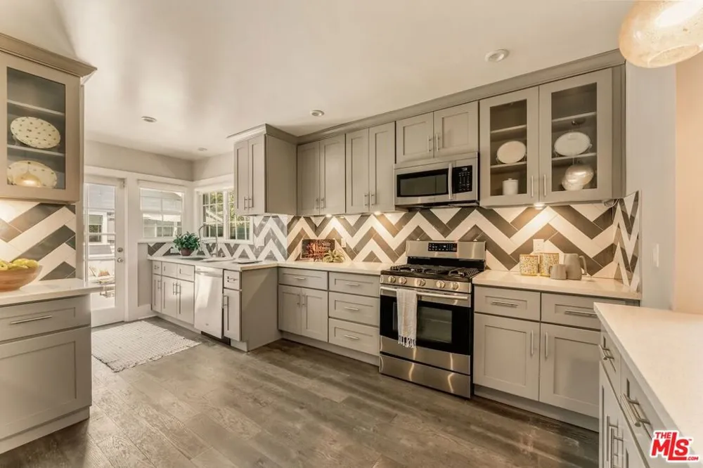 6607 De Longpre Avenue Los Angeles, CA 90028