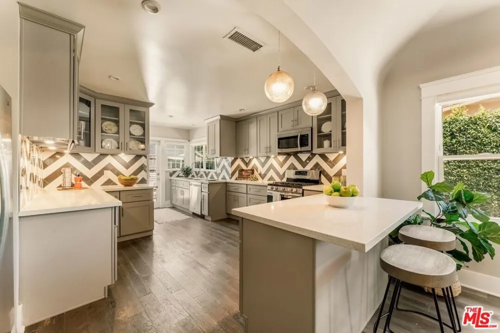 6607 De Longpre Avenue Los Angeles, CA 90028