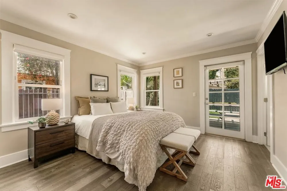 6607 De Longpre Avenue Los Angeles, CA 90028