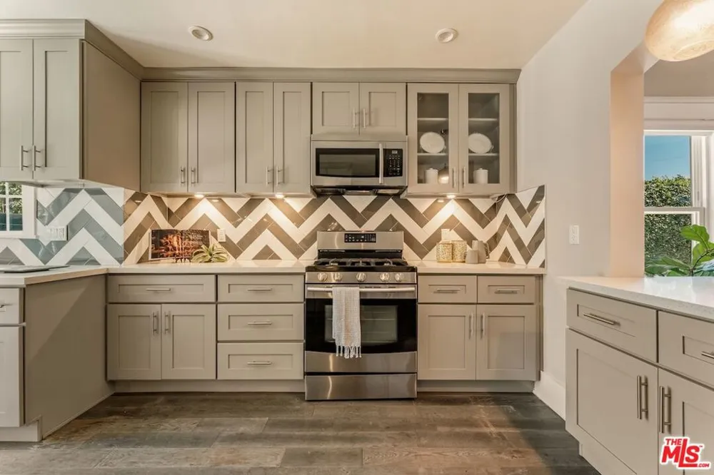 6607 De Longpre Avenue Los Angeles, CA 90028