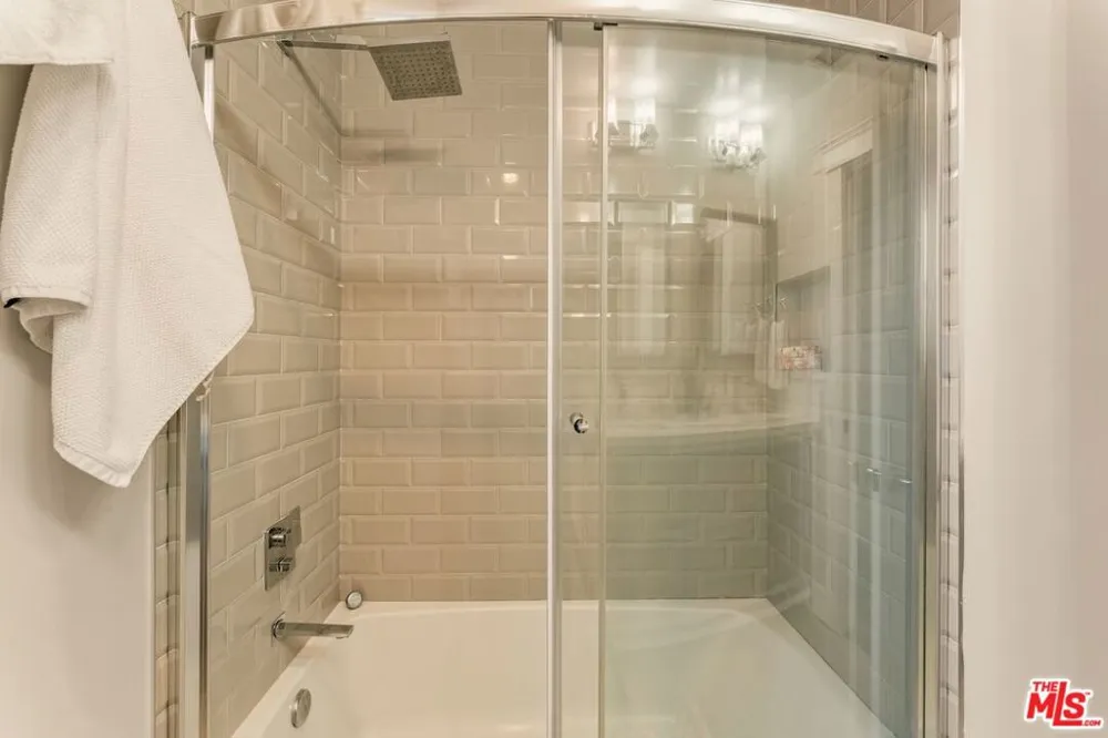 6607 De Longpre Avenue Los Angeles, CA 90028