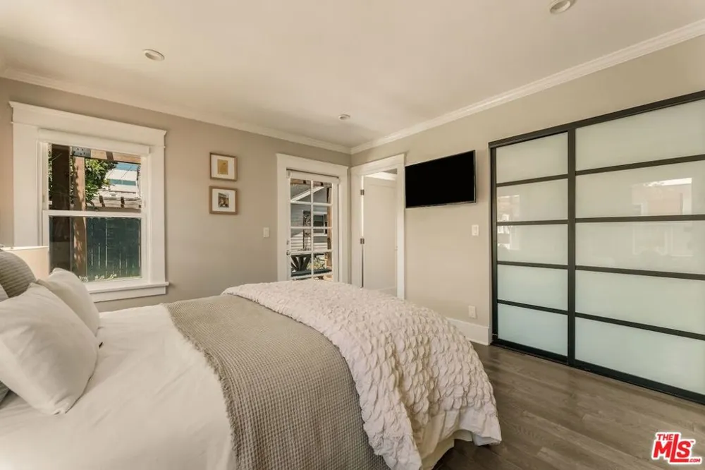 6607 De Longpre Avenue Los Angeles, CA 90028
