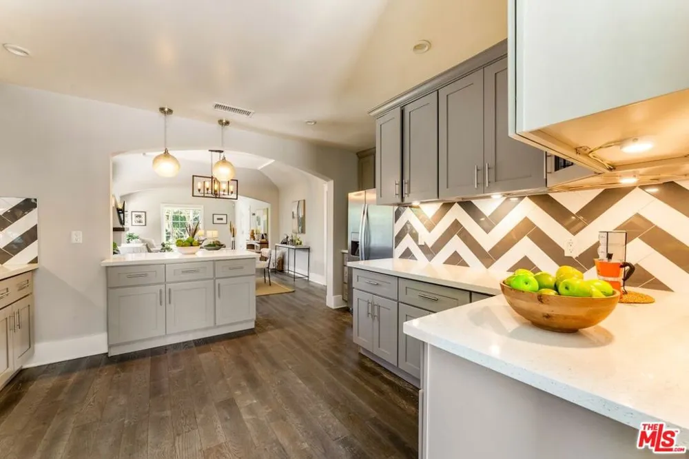6607 De Longpre Avenue Los Angeles, CA 90028