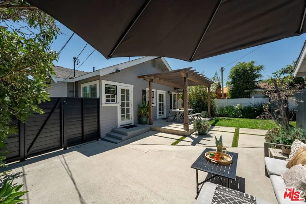 6607 De Longpre Avenue Los Angeles, CA 90028
