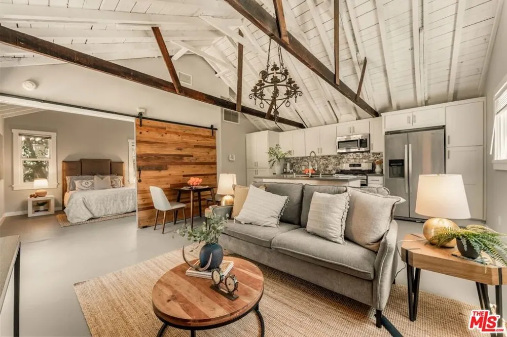 6607 De Longpre Avenue Los Angeles, CA 90028