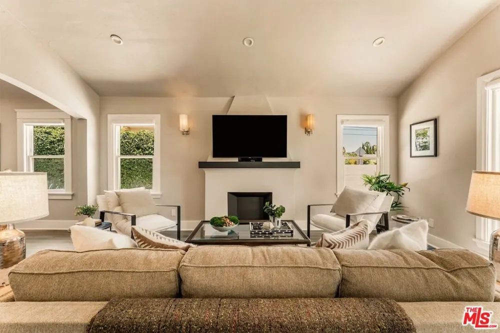 6607 De Longpre Avenue Los Angeles, CA 90028