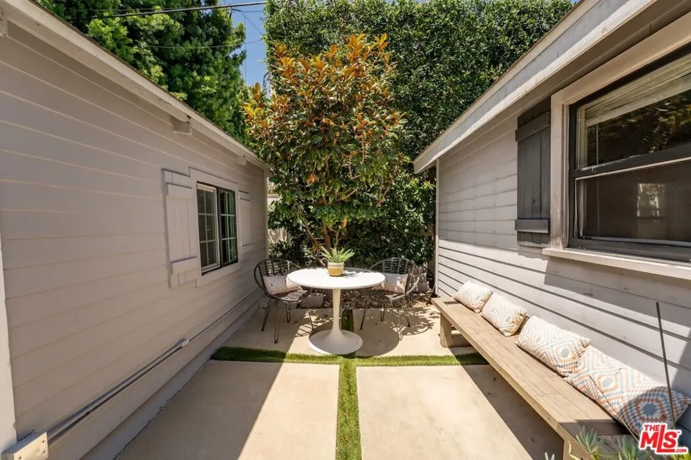 6607 De Longpre Avenue Los Angeles, CA 90028