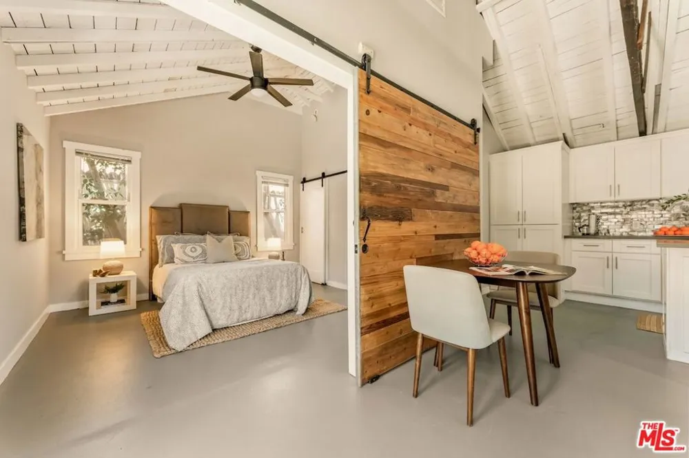 6607 De Longpre Avenue Los Angeles, CA 90028
