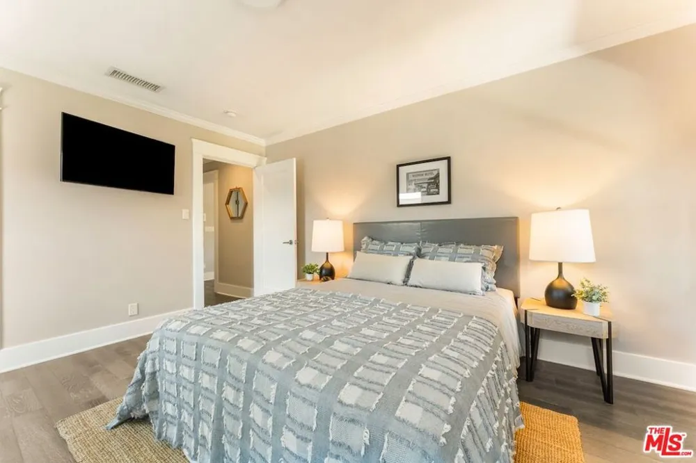 6607 De Longpre Avenue Los Angeles, CA 90028