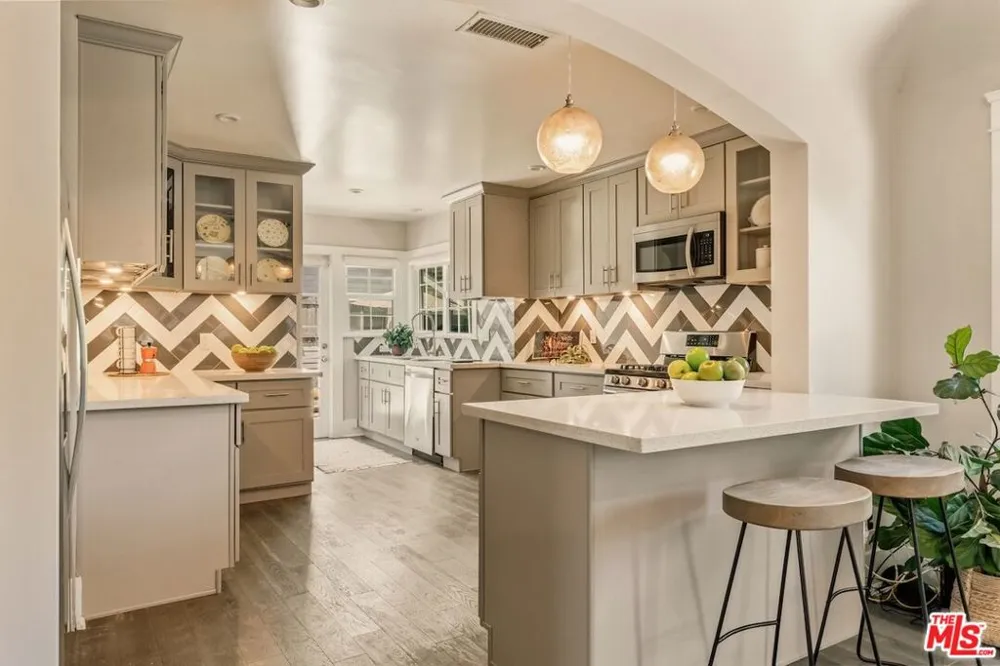 6607 De Longpre Avenue Los Angeles, CA 90028