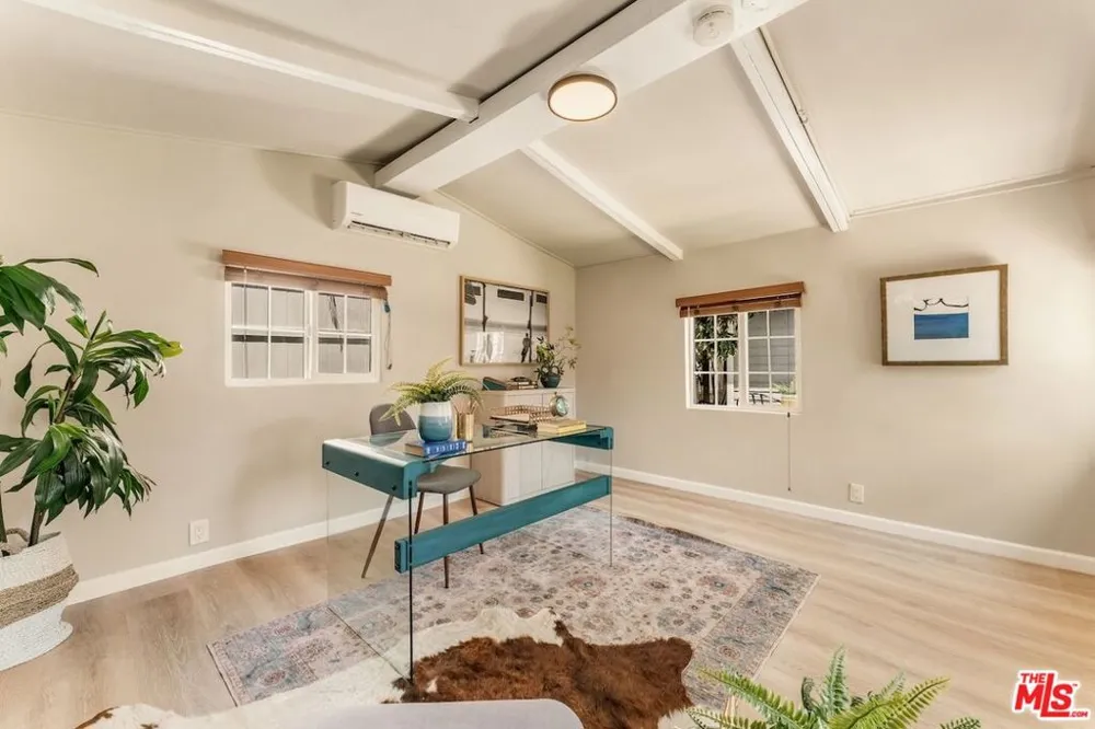 6607 De Longpre Avenue Los Angeles, CA 90028