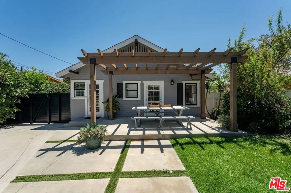 6607 De Longpre Avenue Los Angeles, CA 90028