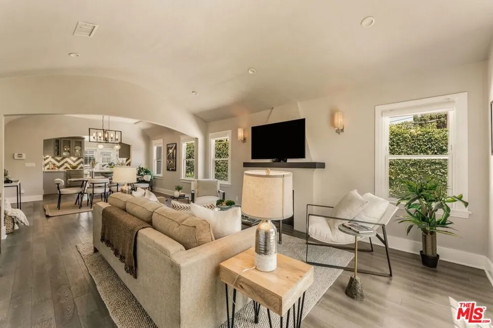 6607 De Longpre Avenue Los Angeles, CA 90028