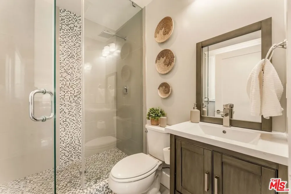 6607 De Longpre Avenue Los Angeles, CA 90028