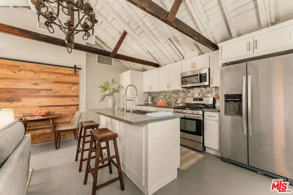6607 De Longpre Avenue Los Angeles, CA 90028
