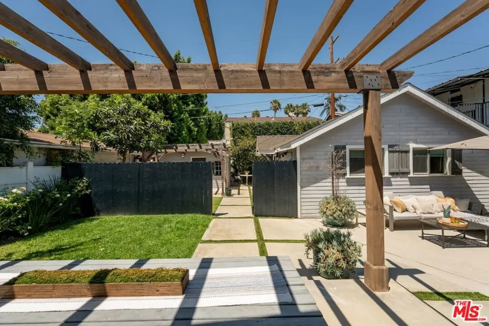 6607 De Longpre Avenue Los Angeles, CA 90028
