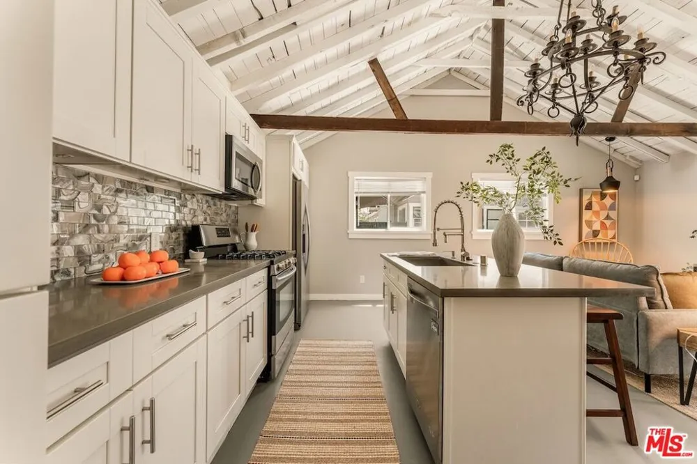 6607 De Longpre Avenue Los Angeles, CA 90028