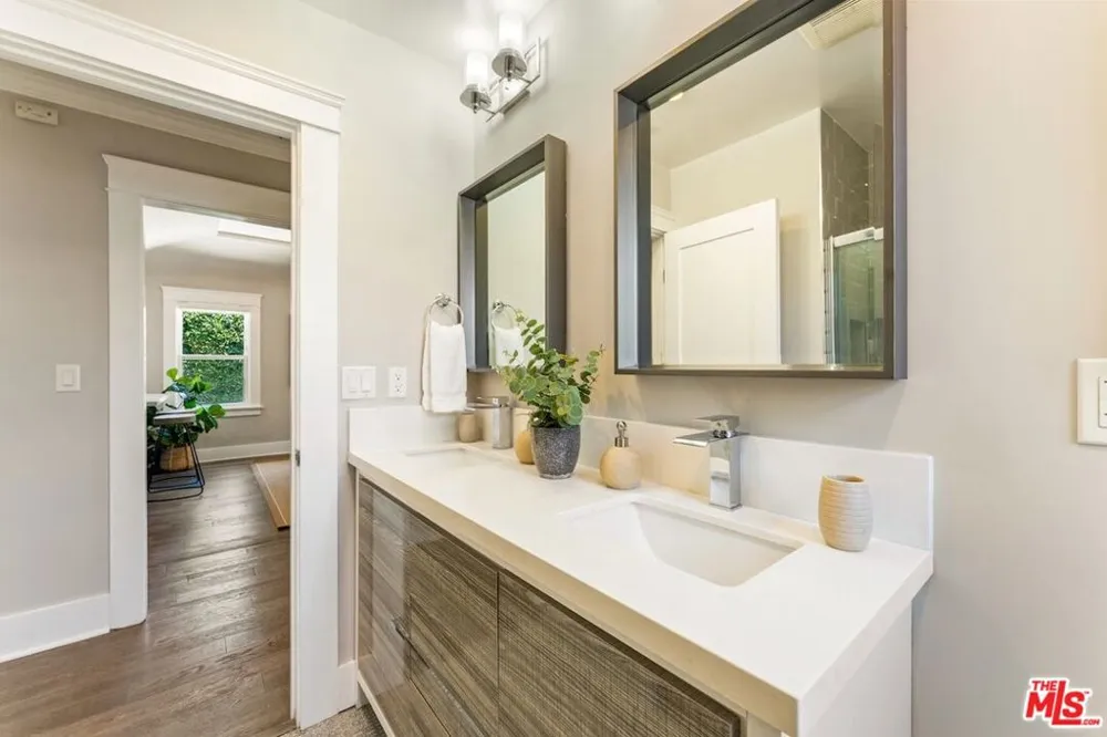6607 De Longpre Avenue Los Angeles, CA 90028