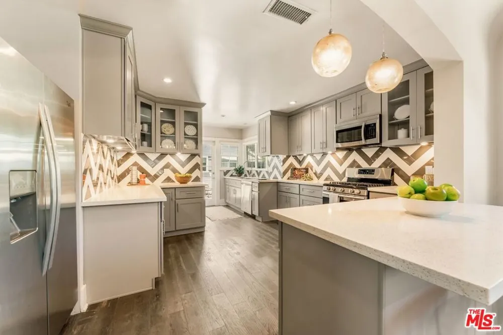 6607 De Longpre Avenue Los Angeles, CA 90028