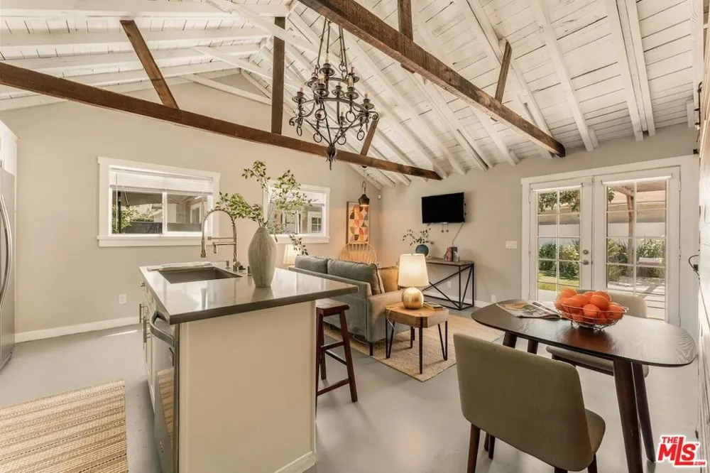 6607 De Longpre Avenue Los Angeles, CA 90028
