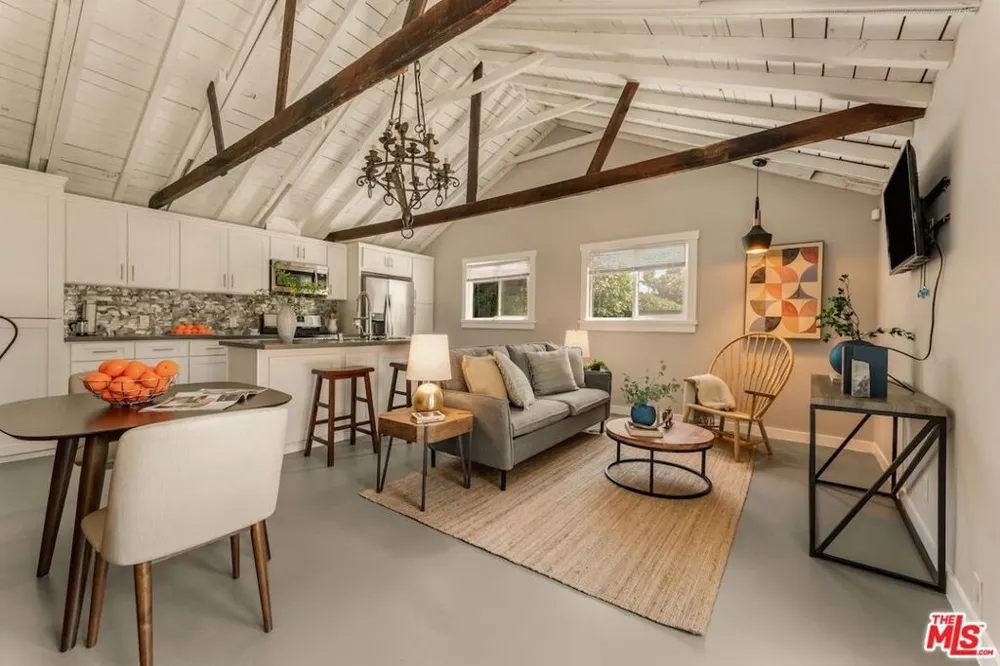 6607 De Longpre Avenue Los Angeles, CA 90028