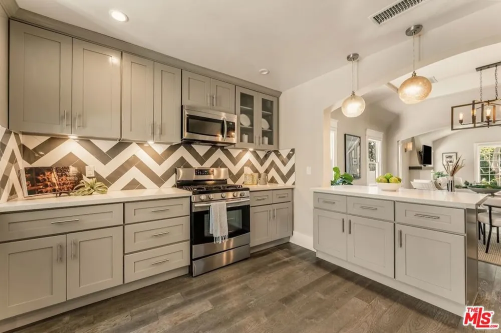 6607 De Longpre Avenue Los Angeles, CA 90028