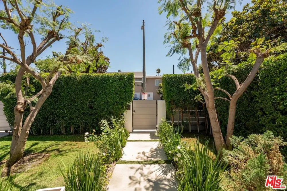 6607 De Longpre Avenue Los Angeles, CA 90028