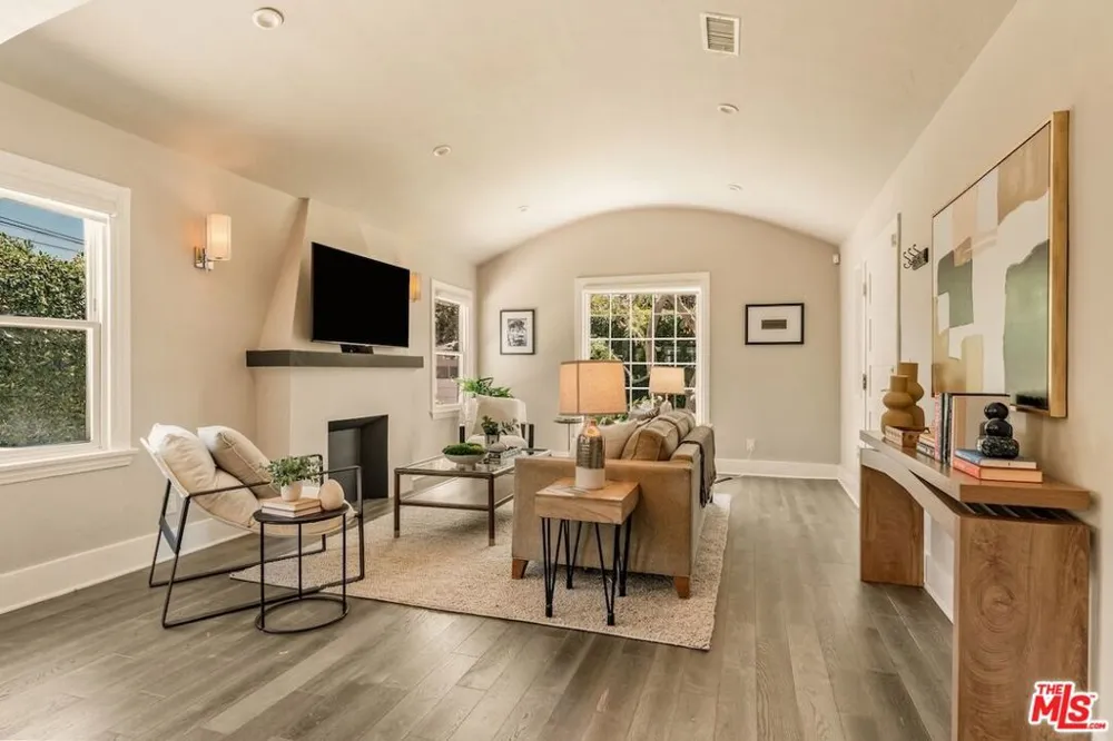 6607 De Longpre Avenue Los Angeles, CA 90028
