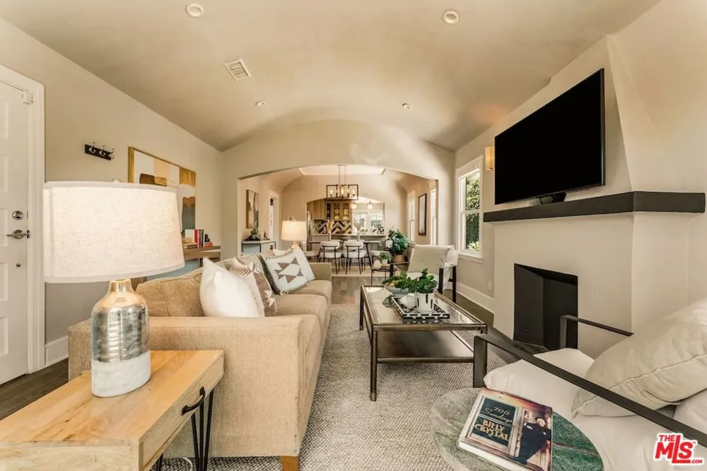 6607 De Longpre Avenue Los Angeles, CA 90028