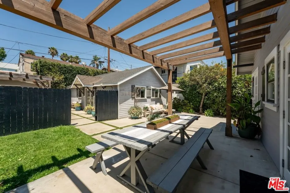 6607 De Longpre Avenue Los Angeles, CA 90028