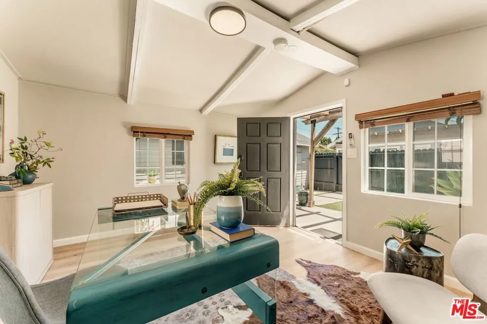 6607 De Longpre Avenue Los Angeles, CA 90028