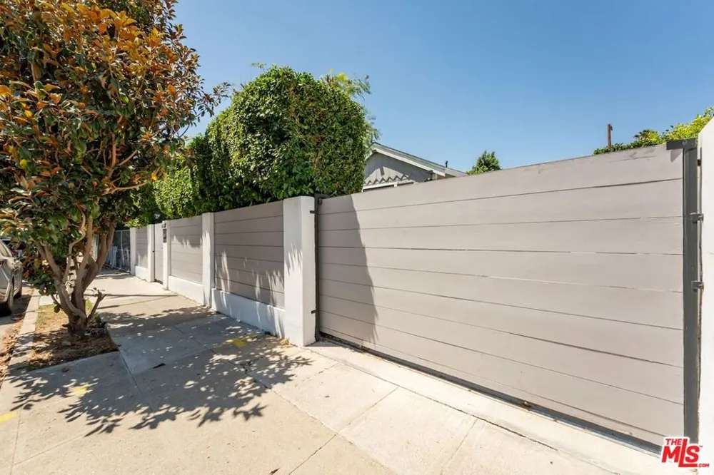 6607 De Longpre Avenue Los Angeles, CA 90028