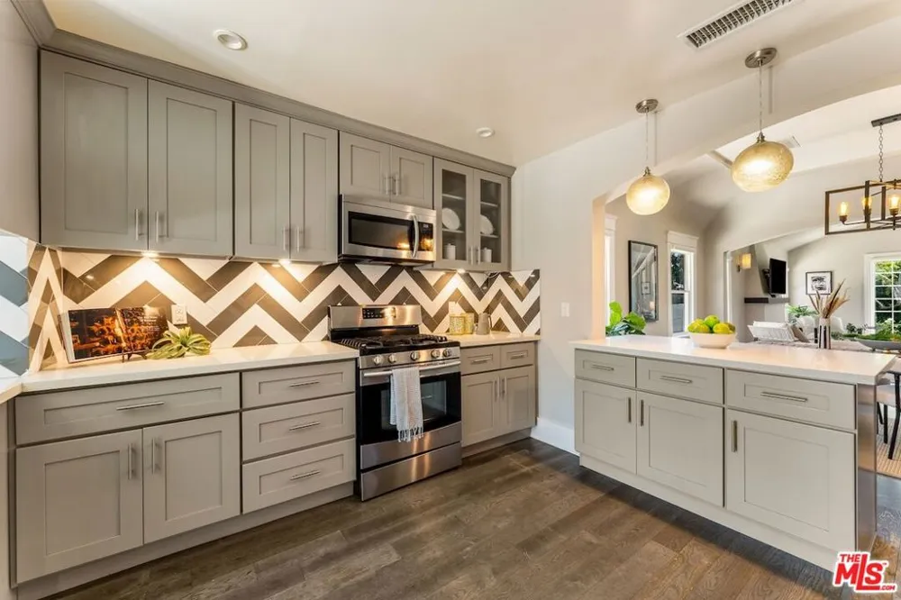6607 De Longpre Avenue Los Angeles, CA 90028