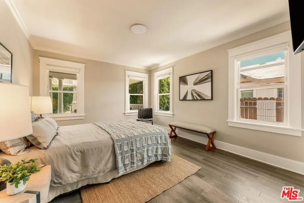 6607 De Longpre Avenue Los Angeles, CA 90028