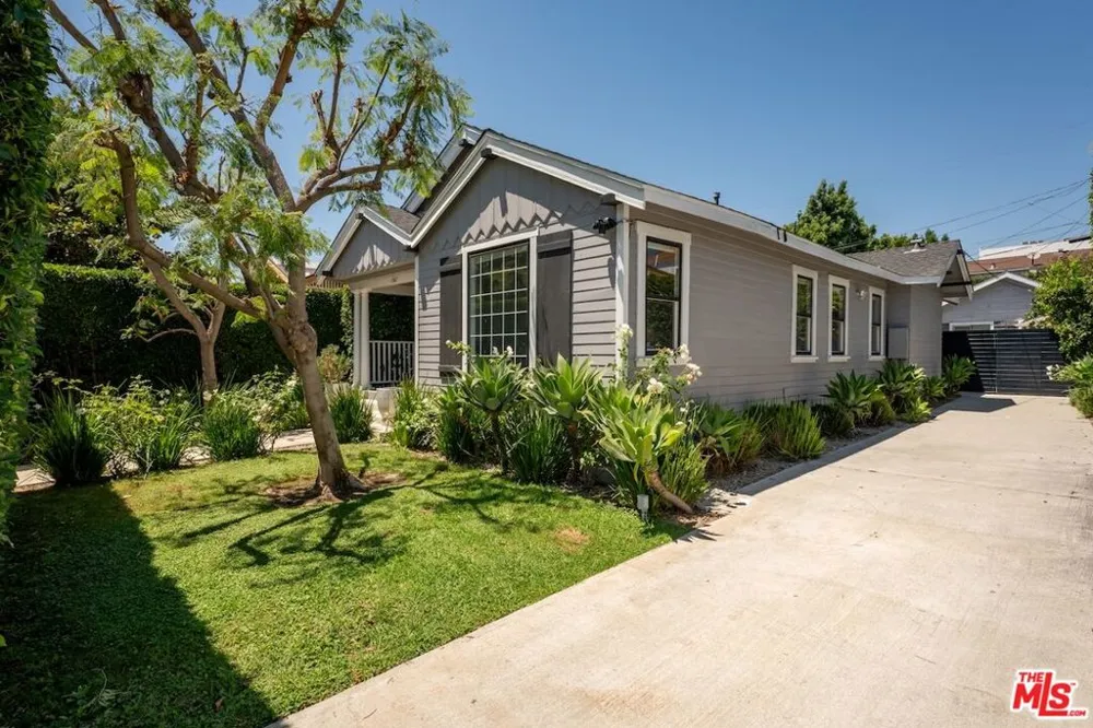6607 De Longpre Avenue Los Angeles, CA 90028