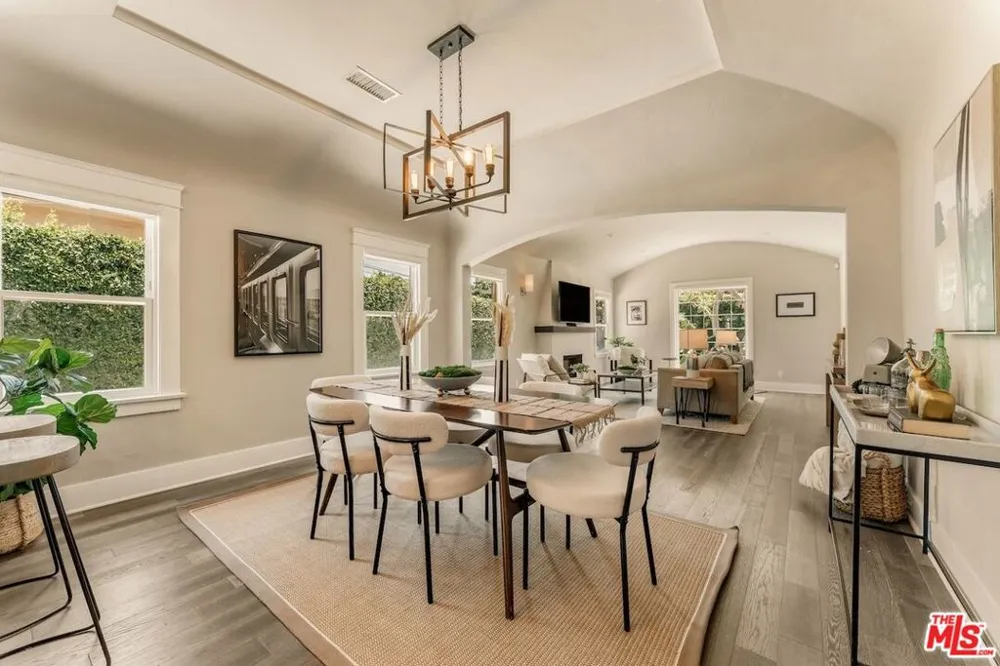 6607 De Longpre Avenue Los Angeles, CA 90028