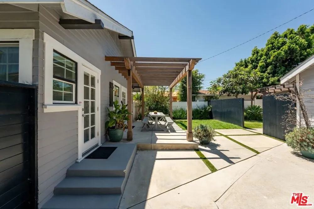 6607 De Longpre Avenue Los Angeles, CA 90028