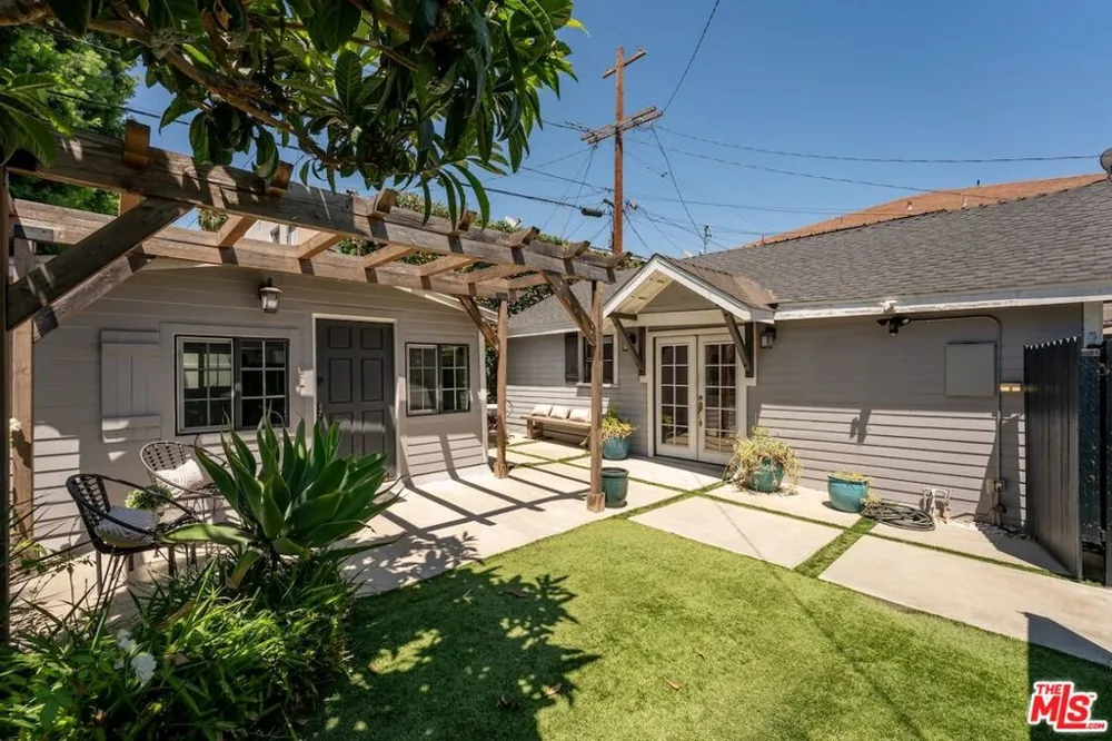 6607 De Longpre Avenue Los Angeles, CA 90028