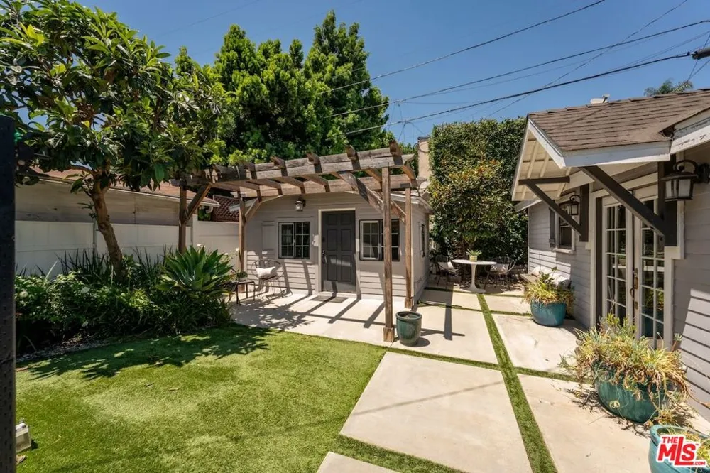 6607 De Longpre Avenue Los Angeles, CA 90028