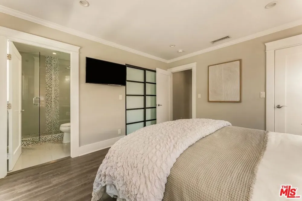6607 De Longpre Avenue Los Angeles, CA 90028