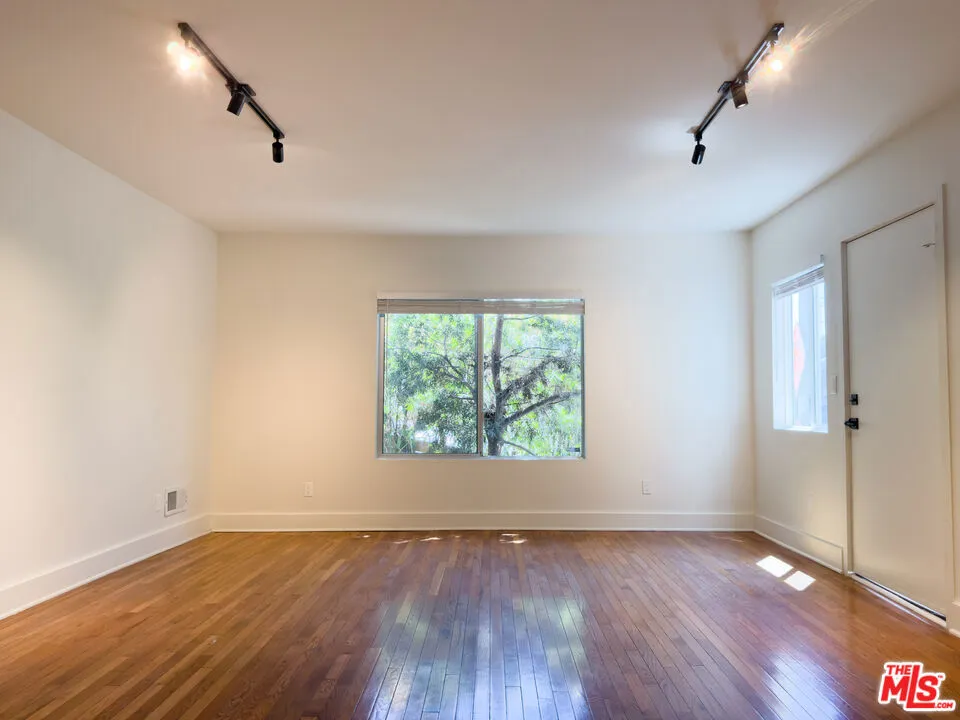 1947 Clinton Street #700 Los Angeles, CA 90026