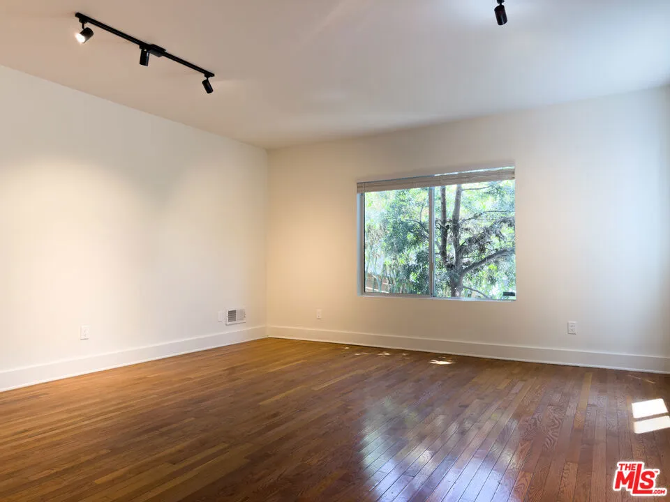 1947 Clinton Street #700 Los Angeles, CA 90026