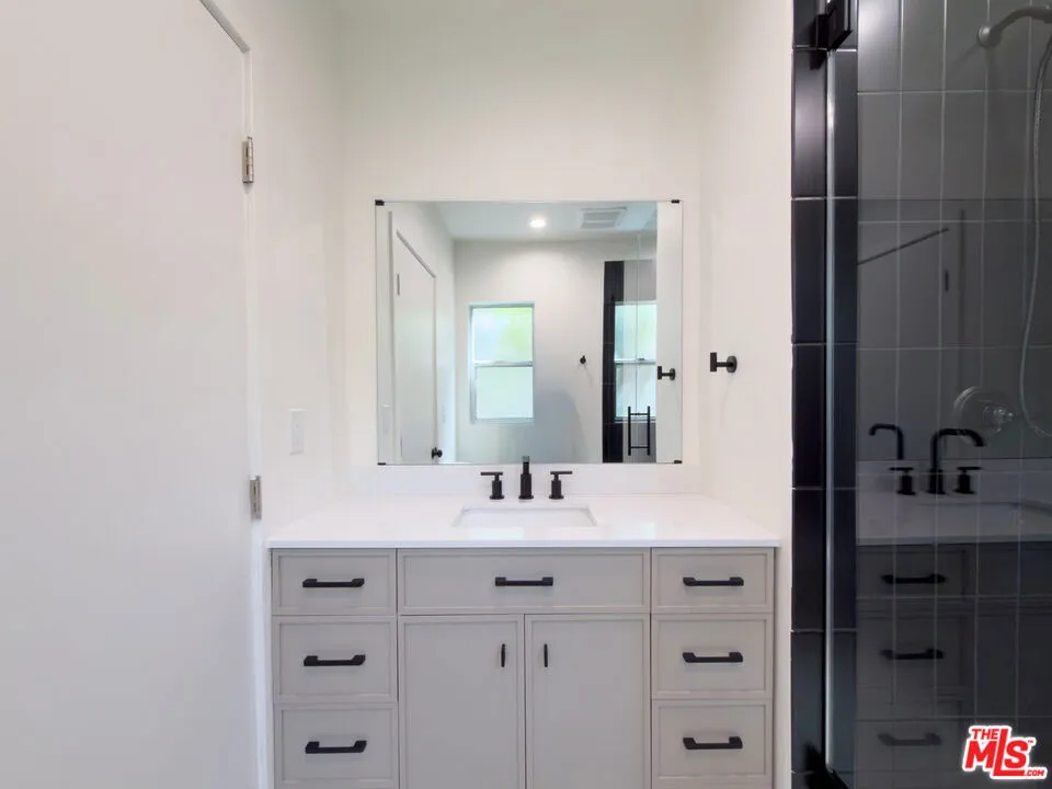 1947 Clinton Street #700 Los Angeles, CA 90026
