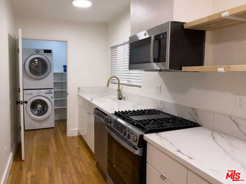 1947 Clinton Street #700 Los Angeles, CA 90026